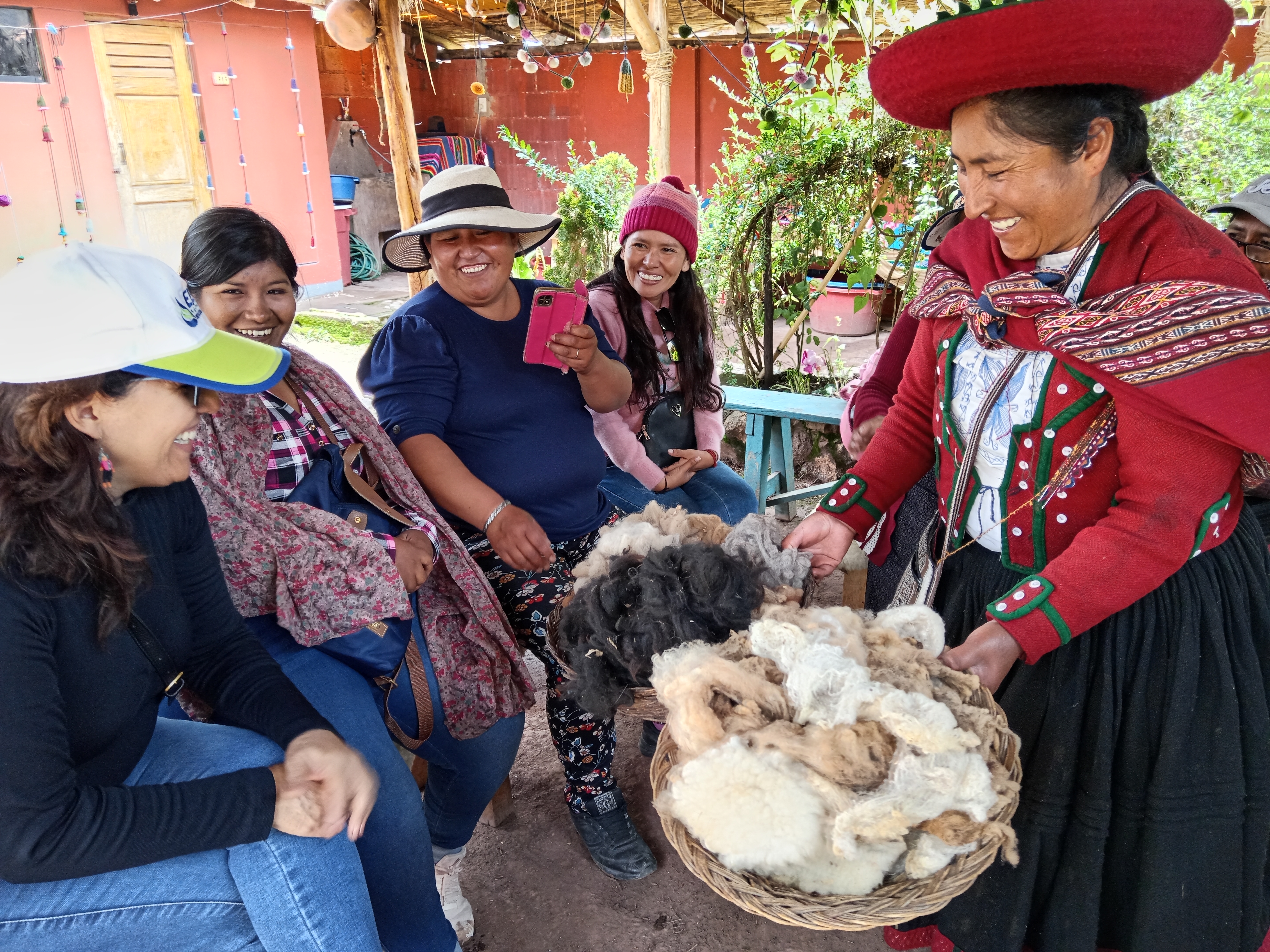 EPS Moquegua promueve la capacitación de textilería a mujeres de la comunidad de Asana en la ciudad del Cusco