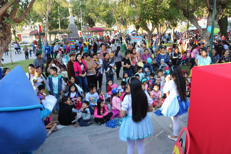 Cientos de familias se congregaron en el festival con el agua no se juega
